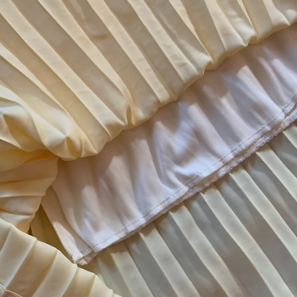 Yellow flowy pleated skirt with lightweight lining - Picture 5 of 7